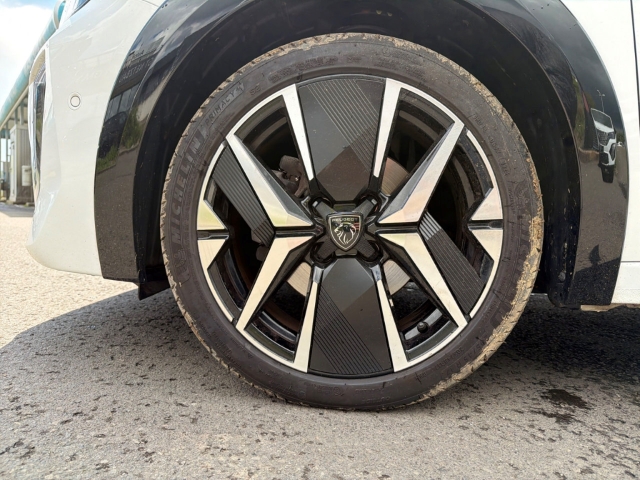 Fahrzeugabbildung Peugeot 208 GT AHK Navi 360 Kamera LED Klimaautom Fahrerprofil DAB Ambientebeleuchtung