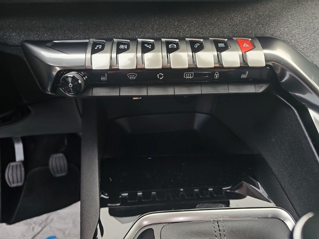Fahrzeugabbildung Peugeot 3008 Allure Pack 1.2 PureTech Navi Digitales Cockpit LED 2-Zonen-Klimaautom DAB SHZ