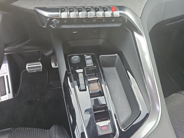 Fahrzeugabbildung Peugeot 5008 GT 1.2 PureTech 130 7-Sitzer El. Panodach Navi Digitales Cockpit LED ACC 2-Zonen-Klimaautom