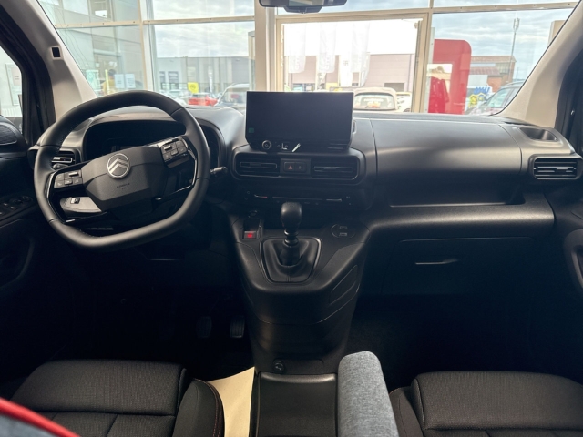 Fahrzeugabbildung Citroen Berlingo Max XL Blue Hdi 130 - mit KI generiert/bearbeitet